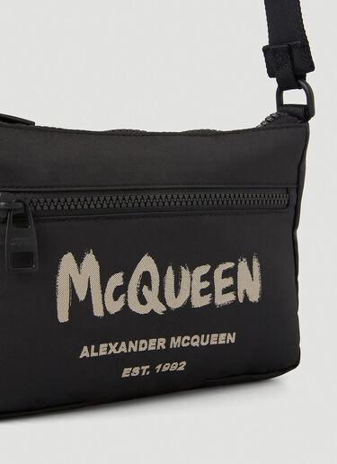 Alexander McQueen グラフィティロゴプリント クロスボディバッグ ブラック amq0147059