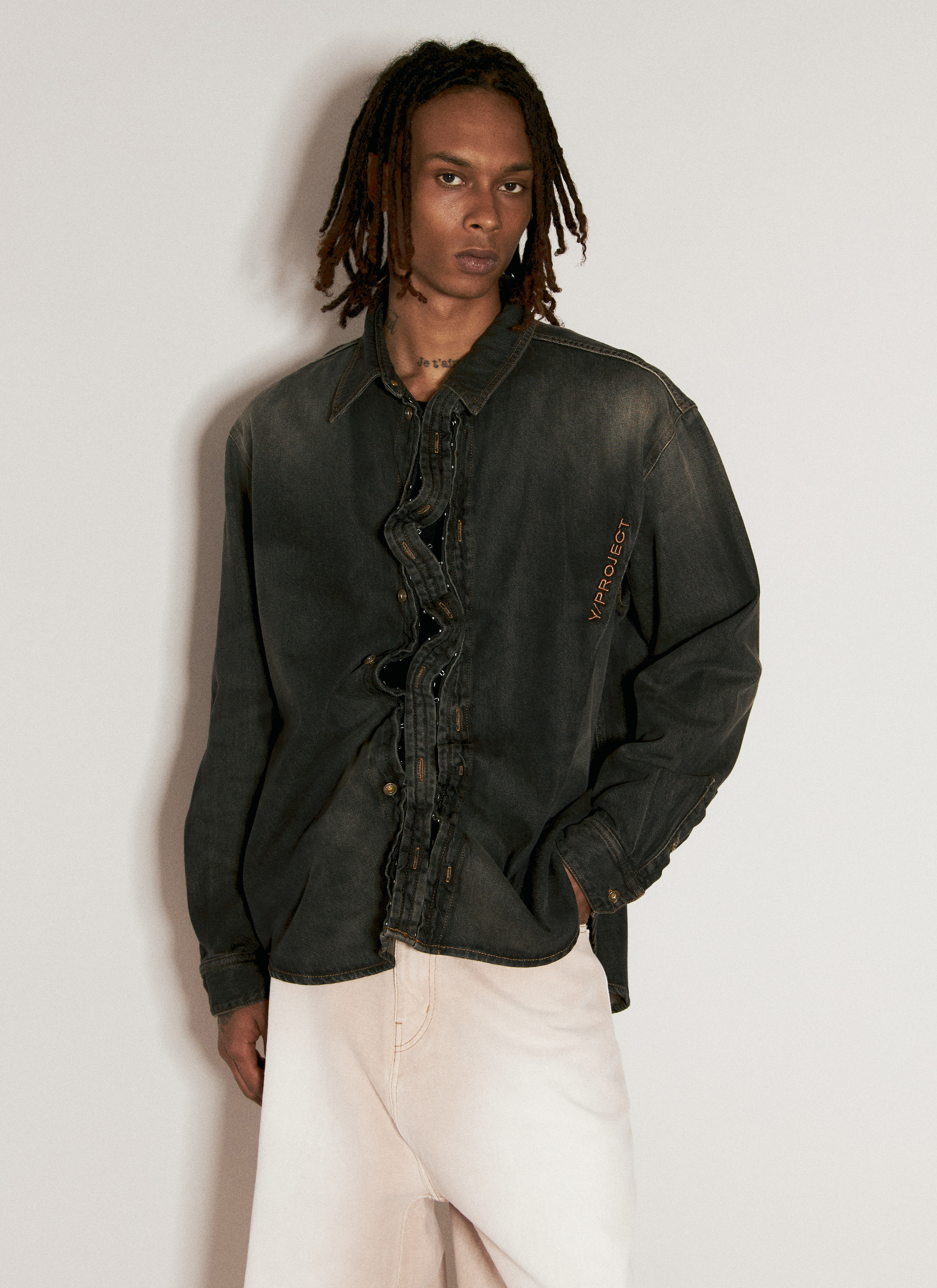 トップス Y/Project HOOK AND EYE SHIRT Y/PROJECT Men's' Hook-And-Eye Denim Shirt in Black | LN-CC®