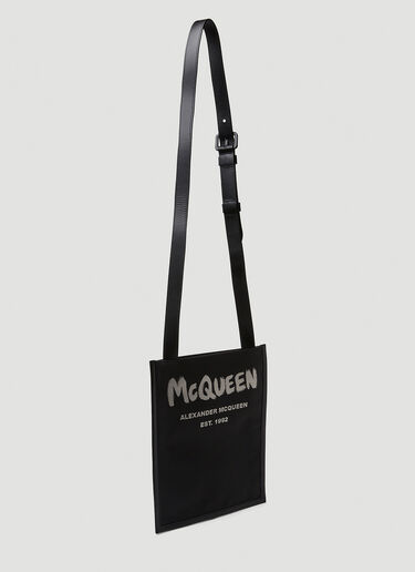 Alexander McQueen グラフィティロゴフラット クロスボディバッグ ブラック amq0149079