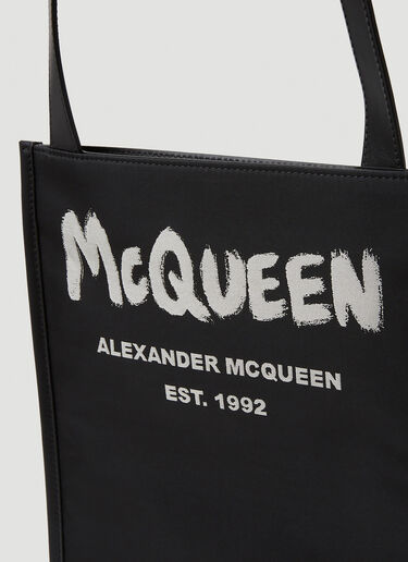 Alexander McQueen グラフィティロゴフラット クロスボディバッグ ブラック amq0149079
