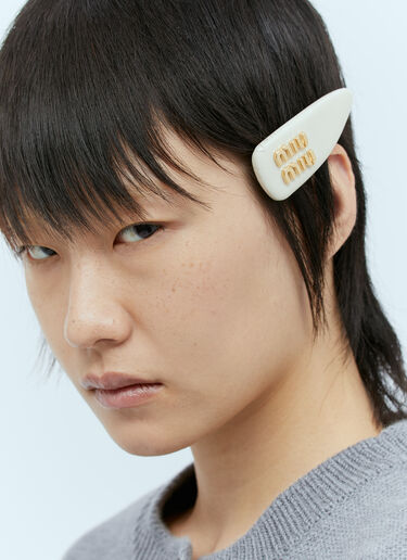 パテントレザー製ロゴプレート ヘアクリップ Miu Miu パテントレザー製ロゴプレート ヘアクリップ クリーム miu0254040