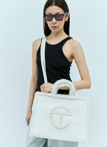 UGG x Telfar 미디엄 주름진 토트백 화이트 ugt0254008