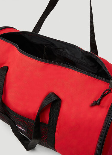 ラージ ダッフル ウィークエンド バッグ Eastpak x Telfar ラージ ダッフル ウィークエンド バッグ レッド est0353021