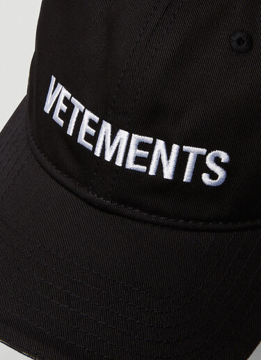VETEMENTS ロゴ刺繍ベースボールキャップ ブラック vet0150019