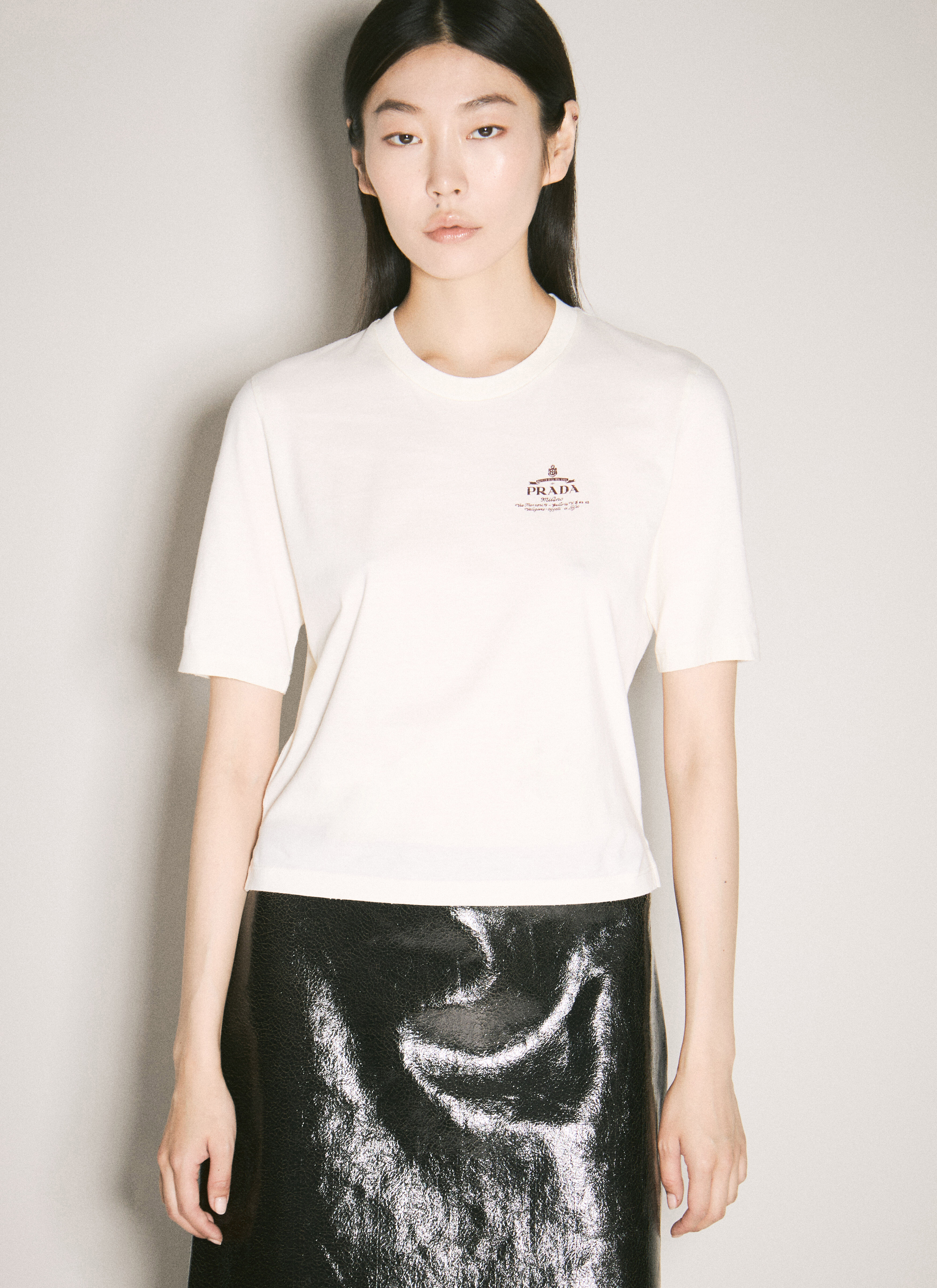 Prada Crop Logo Print T Shirt en White pour femme LN CC