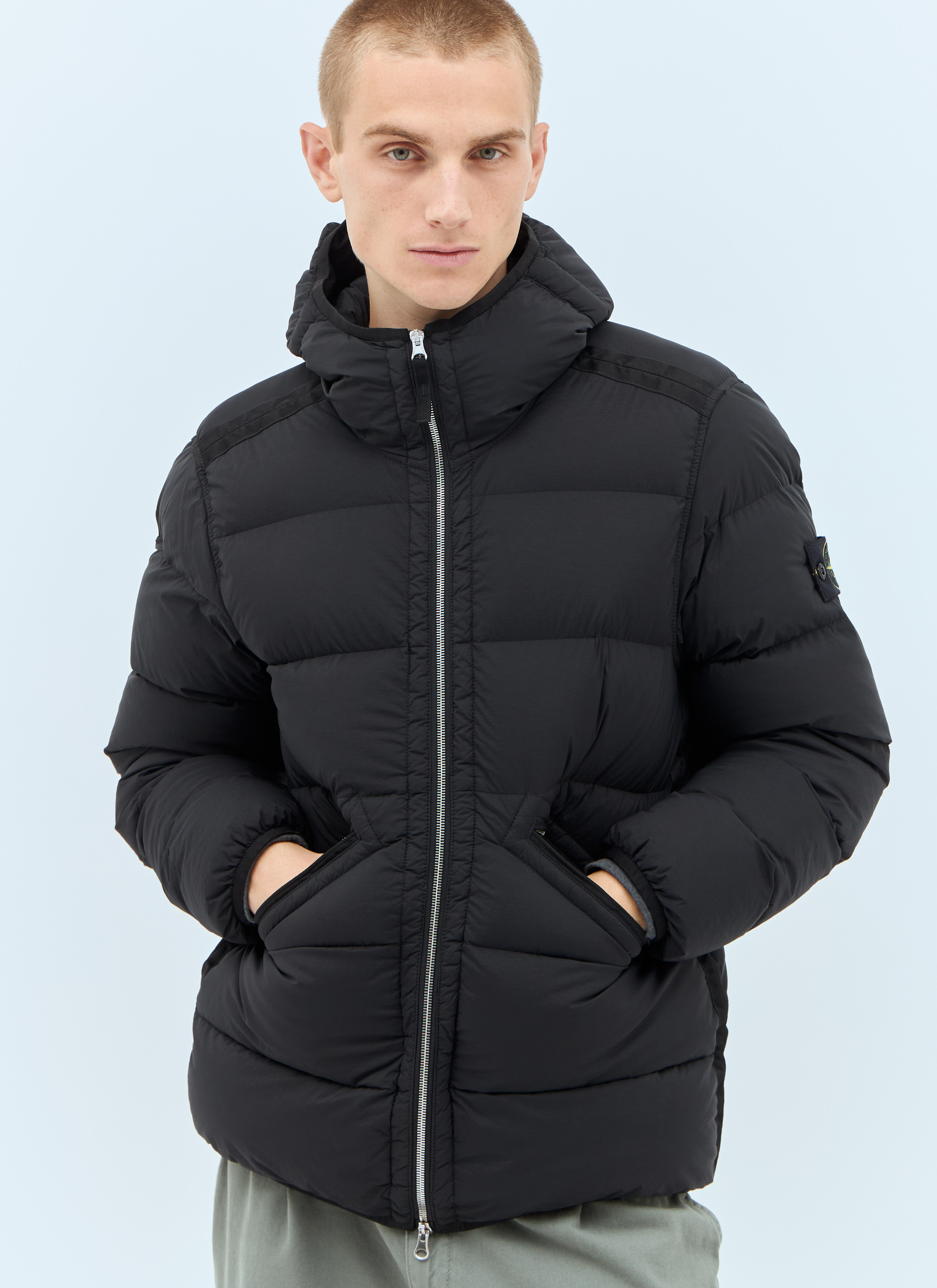 高速配送 Stone Island メンズ フード付きダウンジャケット の ブラック ジャケット・アウター