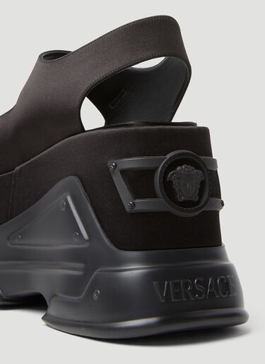 Versace プラットフォームサンダル ブラック vrs0252026