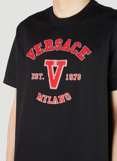Versace 바시티 로고 아플리케 티셔츠 블랙 ver0151006