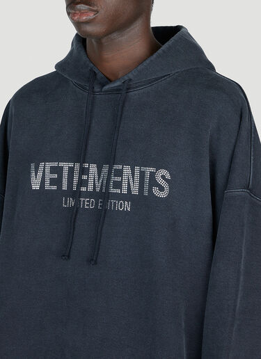 Vetements 限定版クリスタルロゴフード付きスウェットシャツ ブラック vet0154009