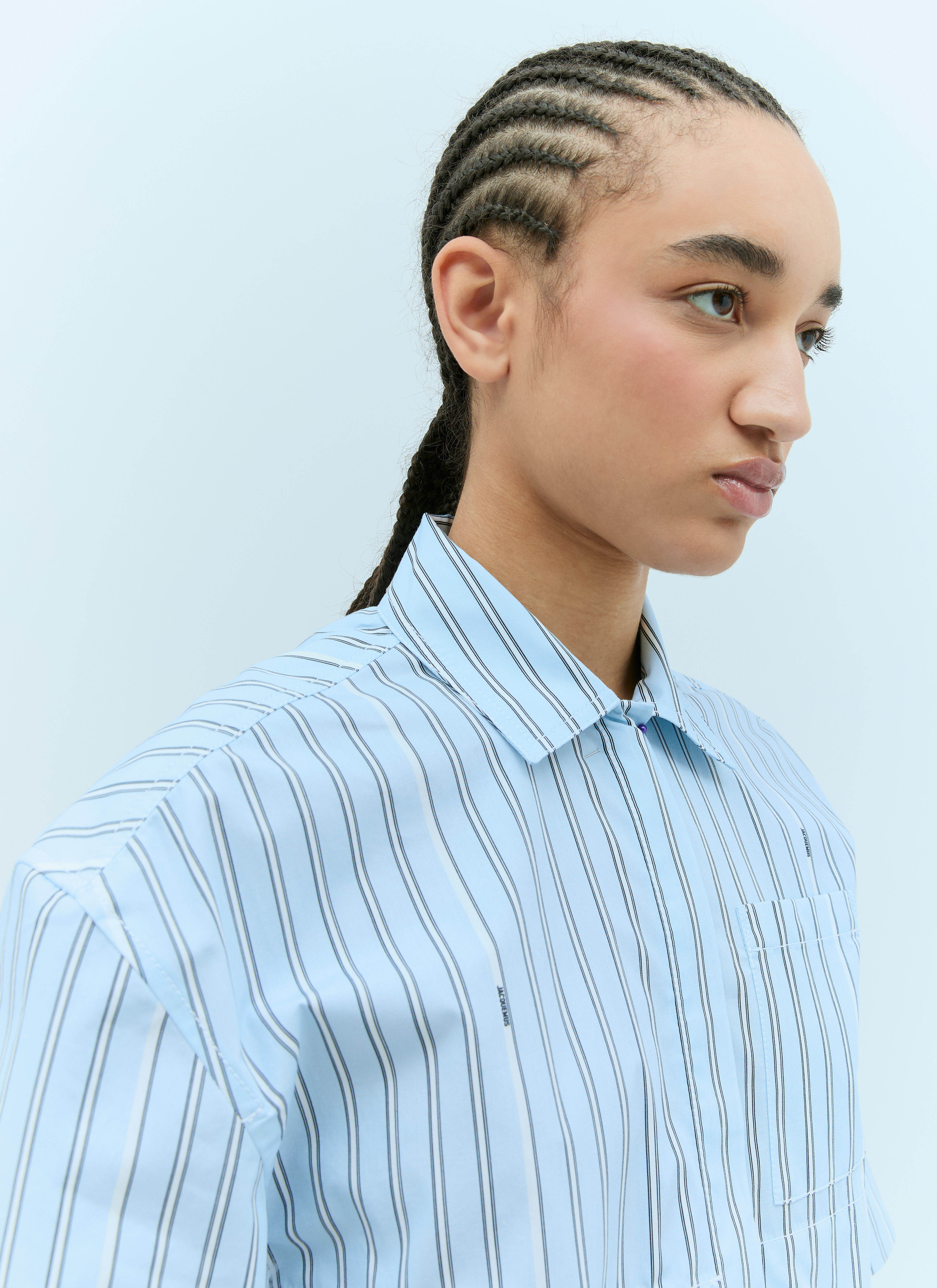 美品 24SS JACQUEMUS ジャックムス La Chemise Courte Bari ストライプ柄 半袖 ショート丈 シャツ 241SH054-1140-3FE 34 ブルー レディース 古着 中古 USED La Chemise Courte Bari striped cotton shirt in blue - Jacquemus