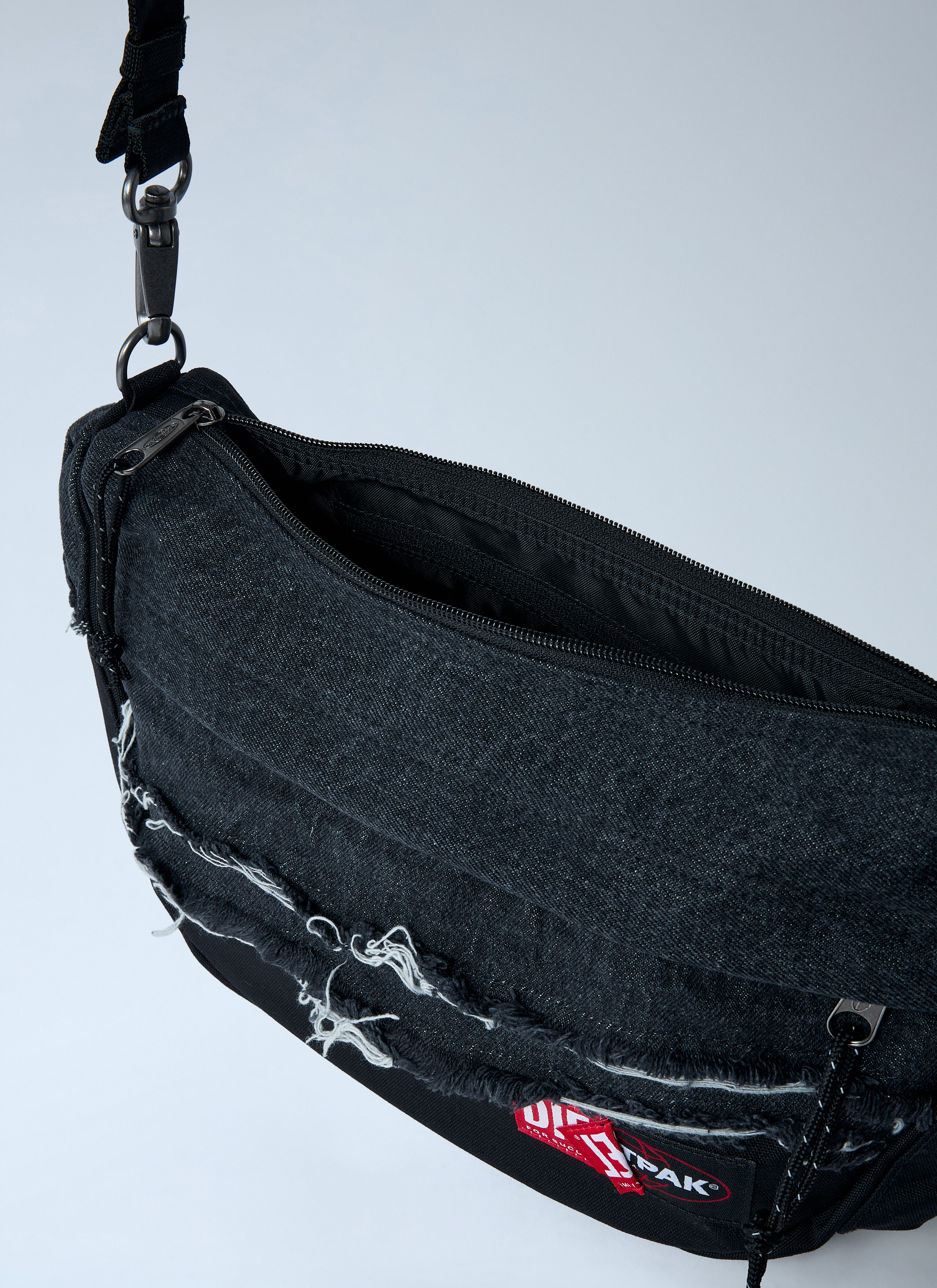 DIESEL ブラック ショルダーバッグ タグ有り Diesel x Eastpak レディース ダメージ加工ロゴパッチショルダーバッグ