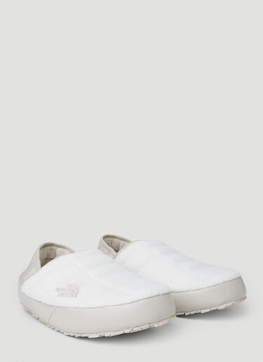 The North Face Mountain Essentials Thermoball V Traction Winter Mules White tnf0250057