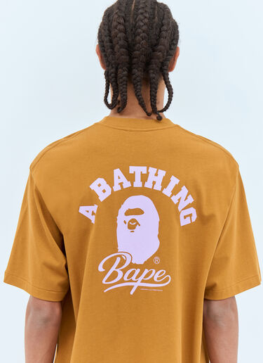 A BATHING APE® Cursive College 徽标 T 恤 芥末黄 aba0158009