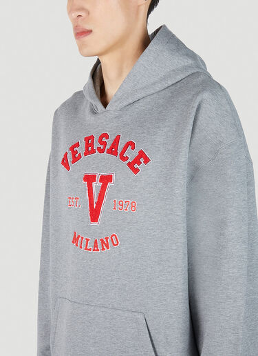 Versace 바시티 로고 패치 후드 스웨트셔츠 그레이 ver0151012