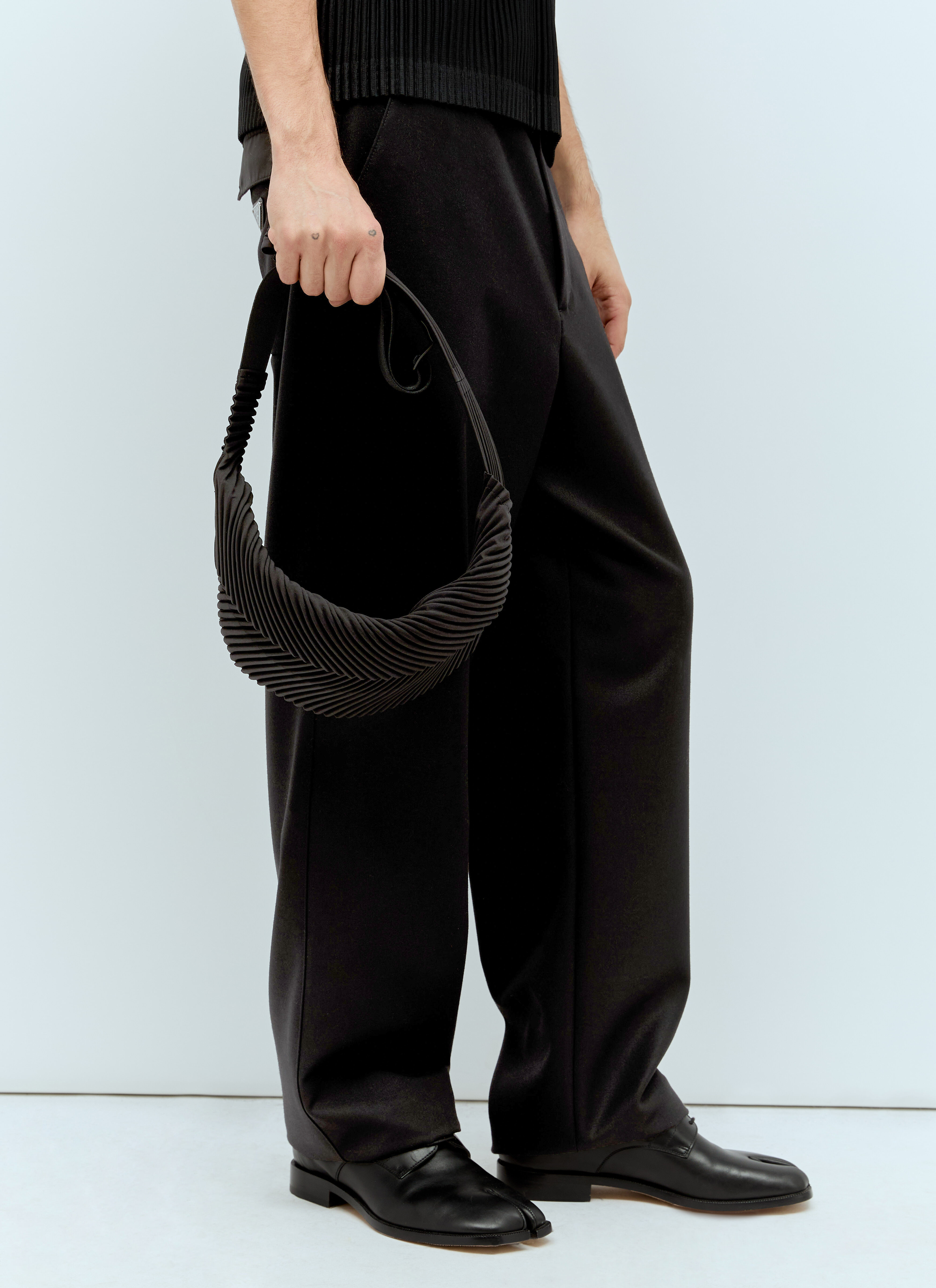 Homme Plisse Issey Miyake Pleated Crossbody Bag en Black pour homme LN CC