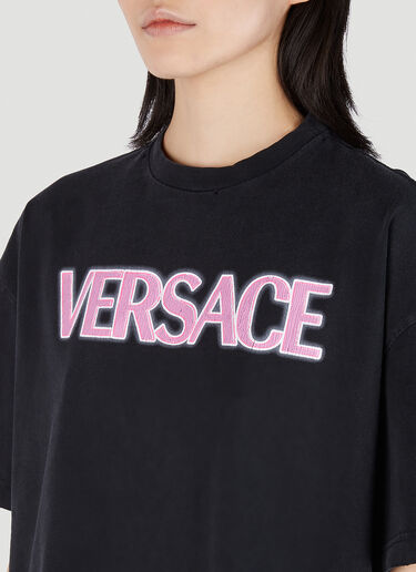Versace 로고 프린트 티셔츠 블랙 vrs0251006
