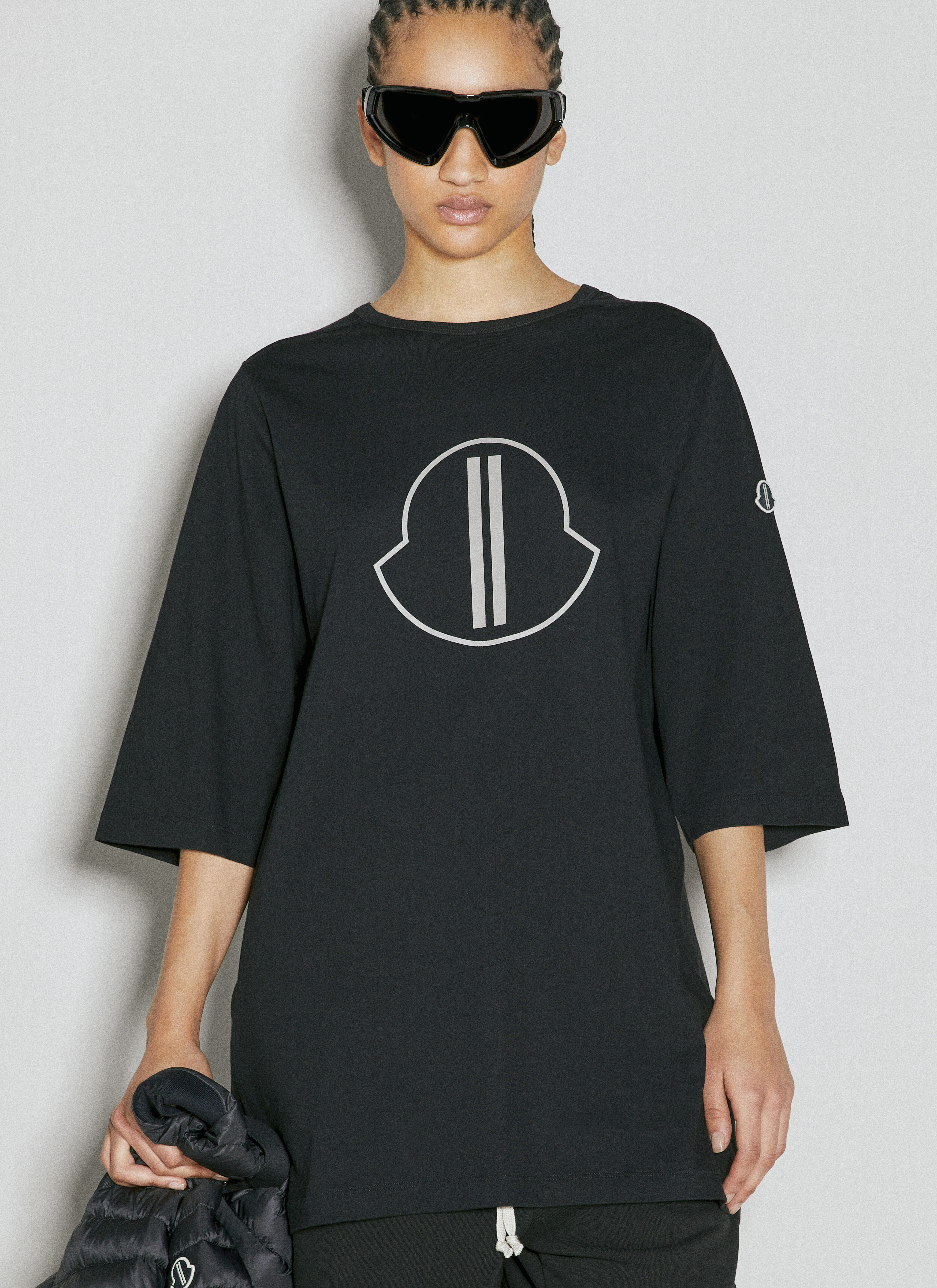 Moncler + Rick Owens レディース レベルロゴプリントTシャツ の Moncler + Rick Owens レディース レベルロゴプリントTシャツ の