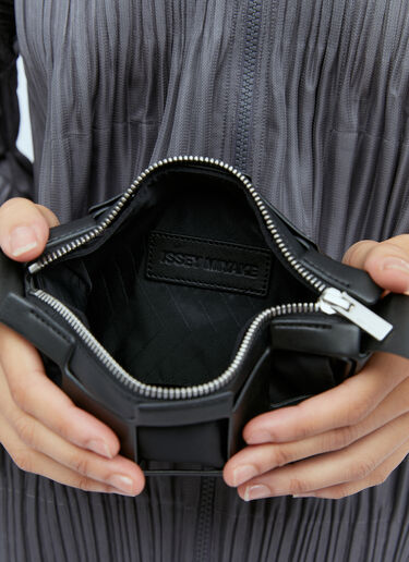 Issey Miyake スクエア　カットアウト・ショルダーバッグ ブラック ism0254006