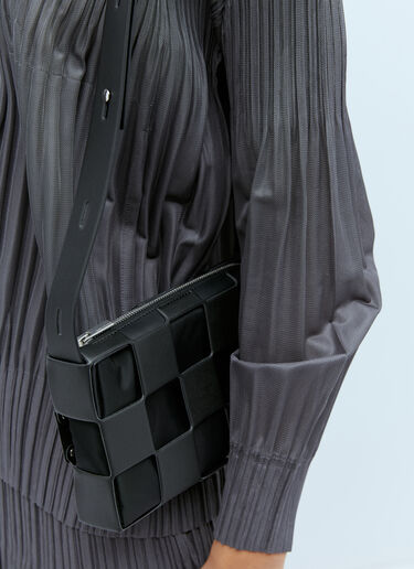 スクエア カットアウト・ショルダーバッグ Issey Miyake スクエア カットアウト・ショルダーバッグ ブラック ism0254006