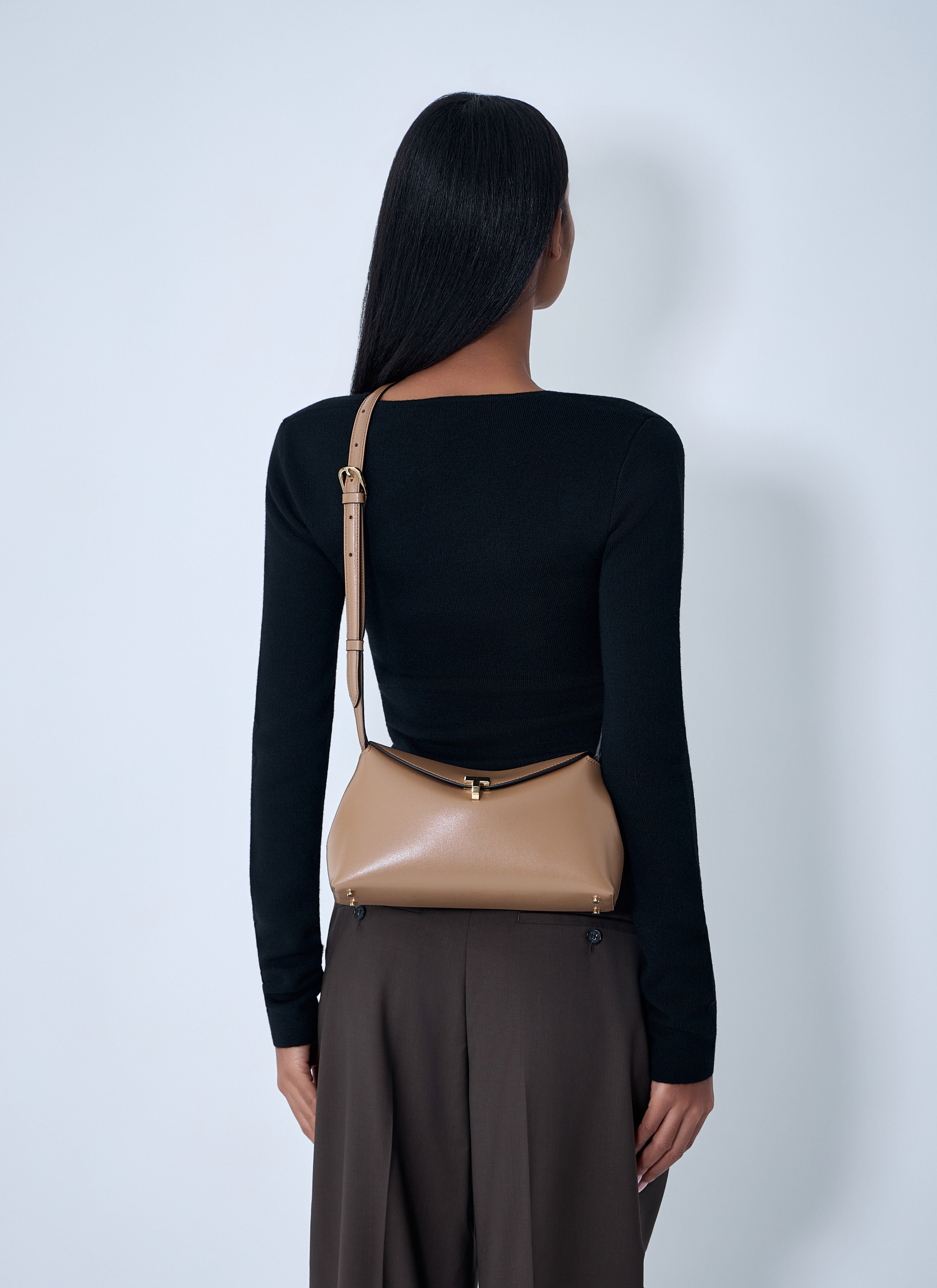 tkmta  TOTEME Women's' T-Lock Smooth Leather Clutch Bag in Camel | LN-CC®