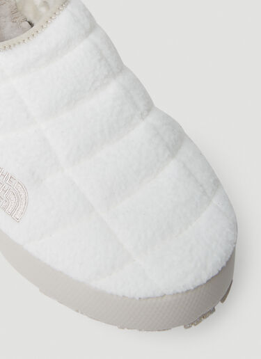 The North Face Mountain Essentials Thermoball V Traction Winter Mules White tnf0250057
