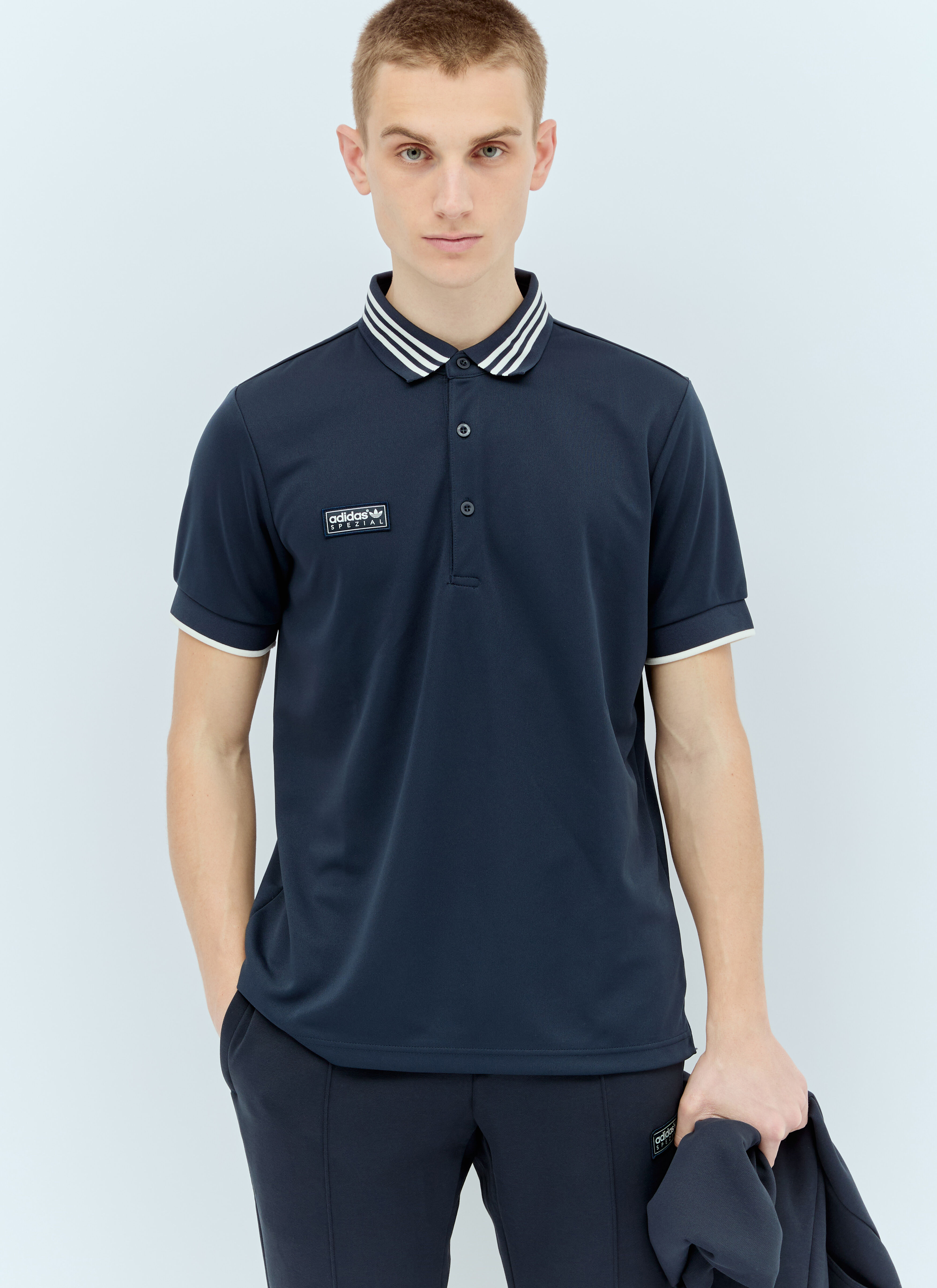 adidas Originals by SPZL Logo Patch Polo Shirt en Navy pour homme LN CC
