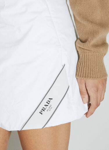 Prada パデッド ロゴパッチ ミニスカート  ホワイト pra0254048