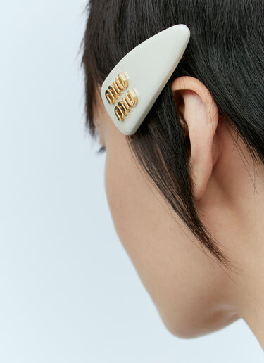 パテントレザー製ロゴプレート ヘアクリップ Miu Miu パテントレザー製ロゴプレート ヘアクリップ クリーム miu0254040