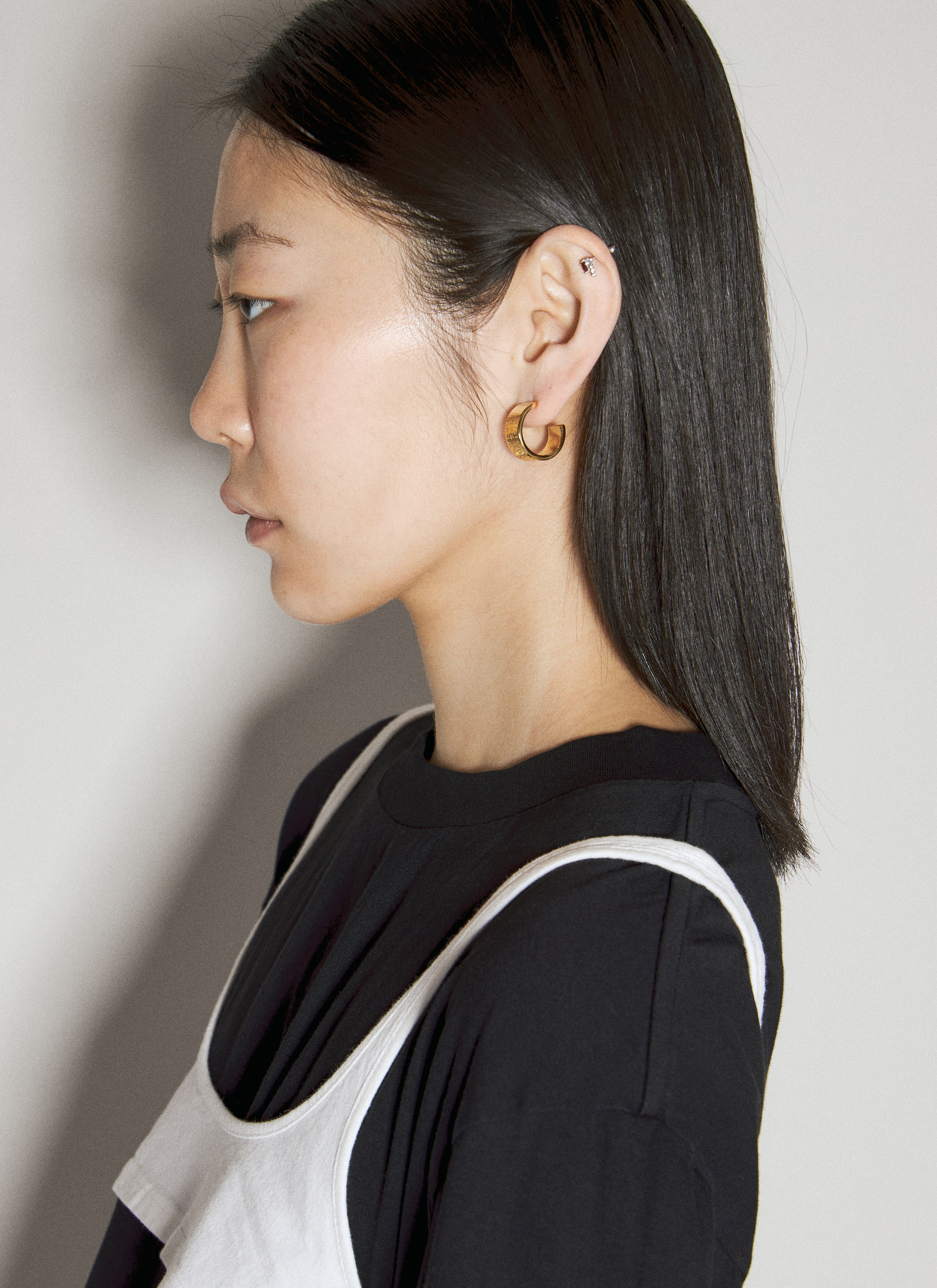 MM6 Maison Margiela レディース 数字ミニマルシグネチャーフープピアス の ゴールド | LN-CC®