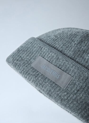 LN-CC® - Jacquemus: Logo Motif Beanie Hat - Dark Grey Jacquemus Logo Motif Beanie Hat Dark Grey jac0362027