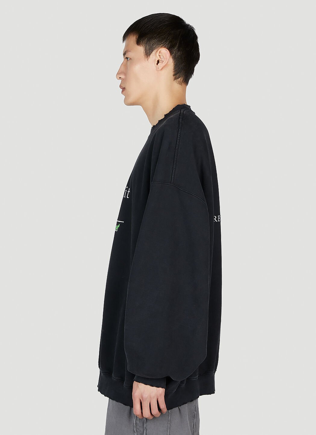 VETEMENTS Men s Slogan Sweatshirt in Black LN CC