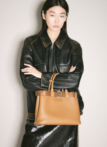 Prada 버클 미디엄 가죽 핸드백 카멜 pra0256061