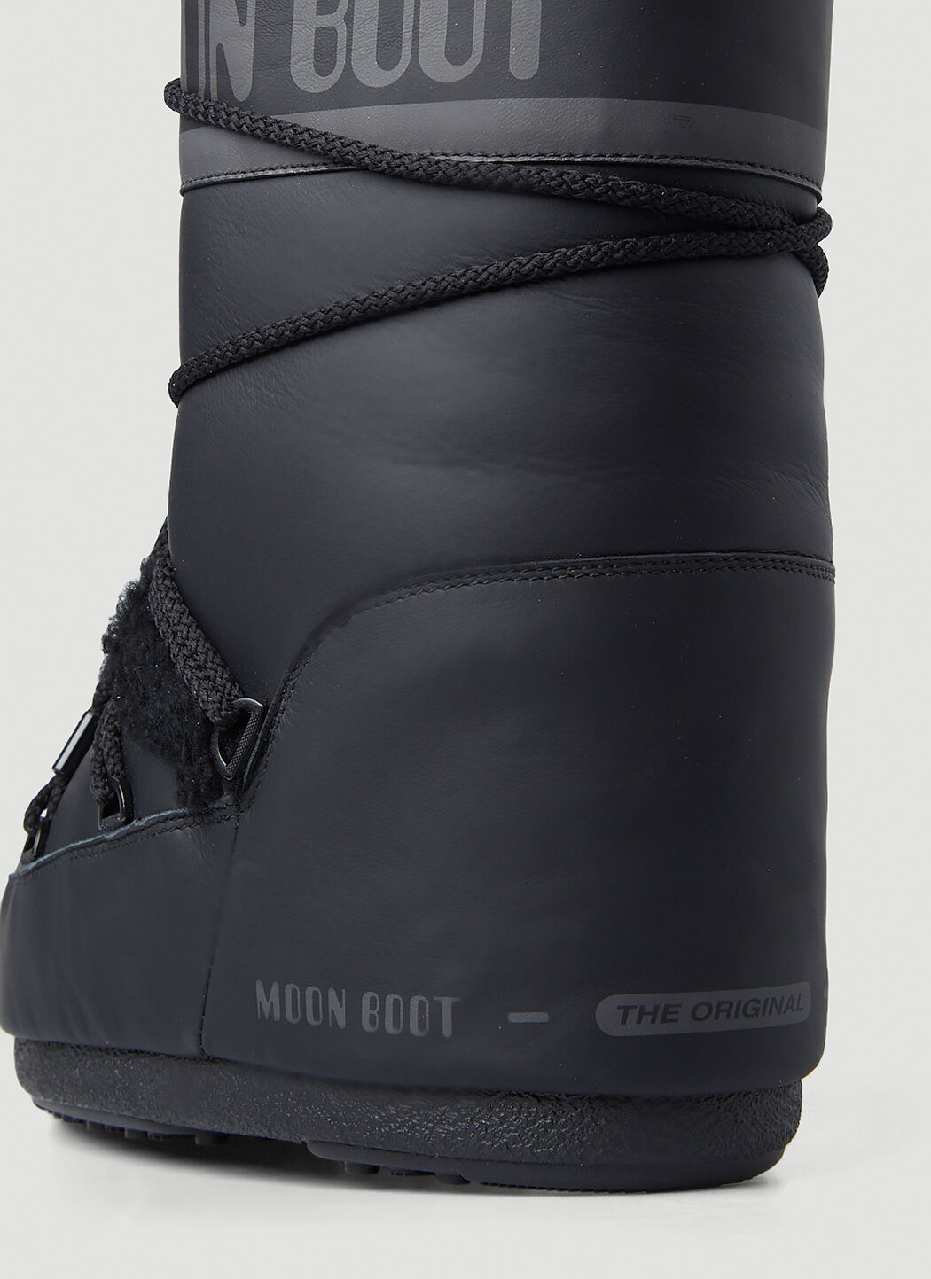 Moon boots classic plus black hot sale