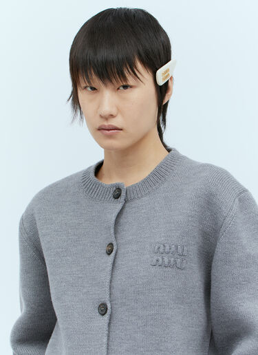 Miu Miu パテントレザー製ロゴプレート ヘアクリップ クリーム miu0254040
