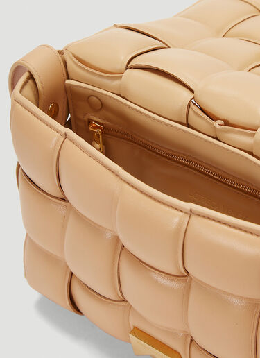 Bottega Veneta 패디드 카세트 백 베이지 bov0243049