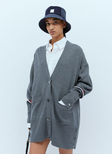 誇張された V ネック ウール カーディガン Thom Browne 誇張された V ネック ウール カーディガン グレー thb0253015