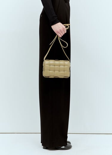 Bottega Veneta 패디드 카세트 스몰 숄더백 베이지 bov0251021