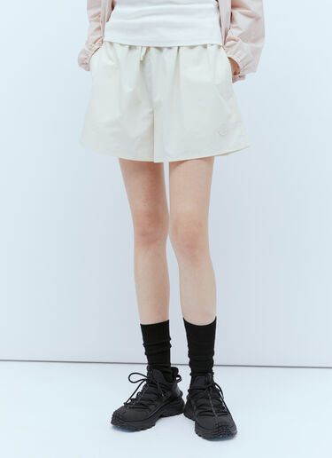 로고 패치 조절끈 쇼츠 Moncler 로고 패치 조절끈 쇼츠 크림 mon0256016