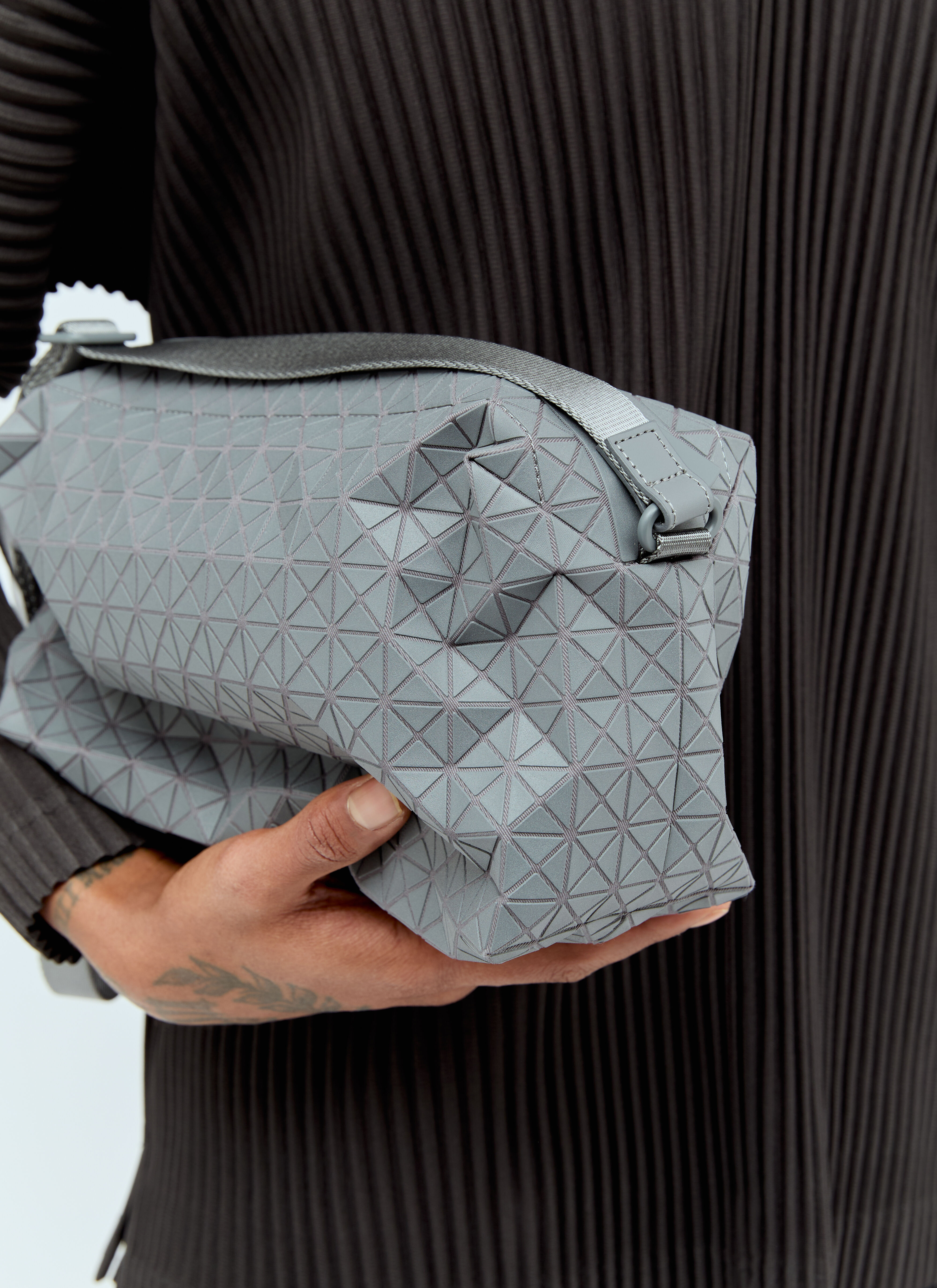 Bao Bao Issey Miyake Saddle Crossbody Bag en Grey pour homme LN CC