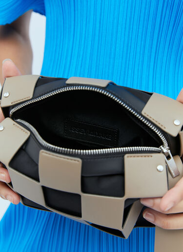 スクエア カットアウト・ショルダーバッグ Issey Miyake スクエア カットアウト・ショルダーバッグ ベージュ ism0254007