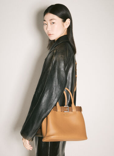 Prada 버클 미디엄 가죽 핸드백 카멜 pra0256061