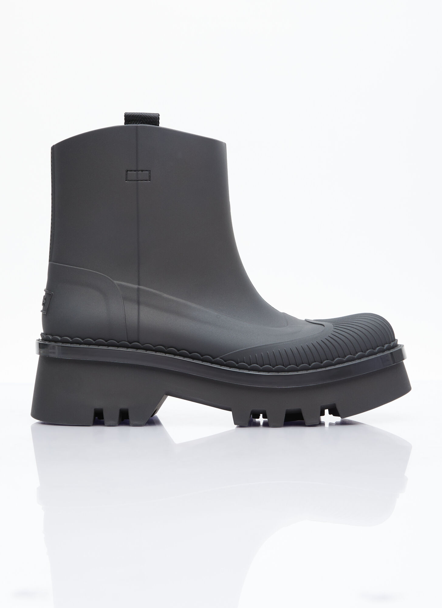 Chloé Elegant Mini Rain Boots With Scallop Detailing In Black