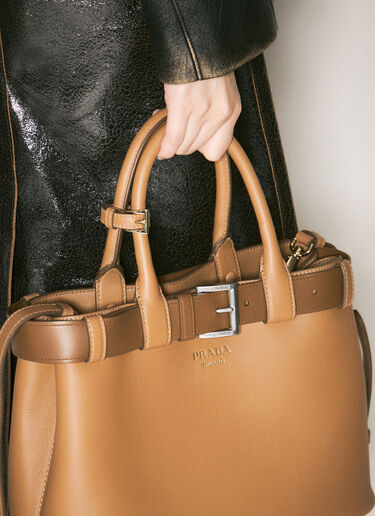 Prada 버클 미디엄 가죽 핸드백 카멜 pra0256061