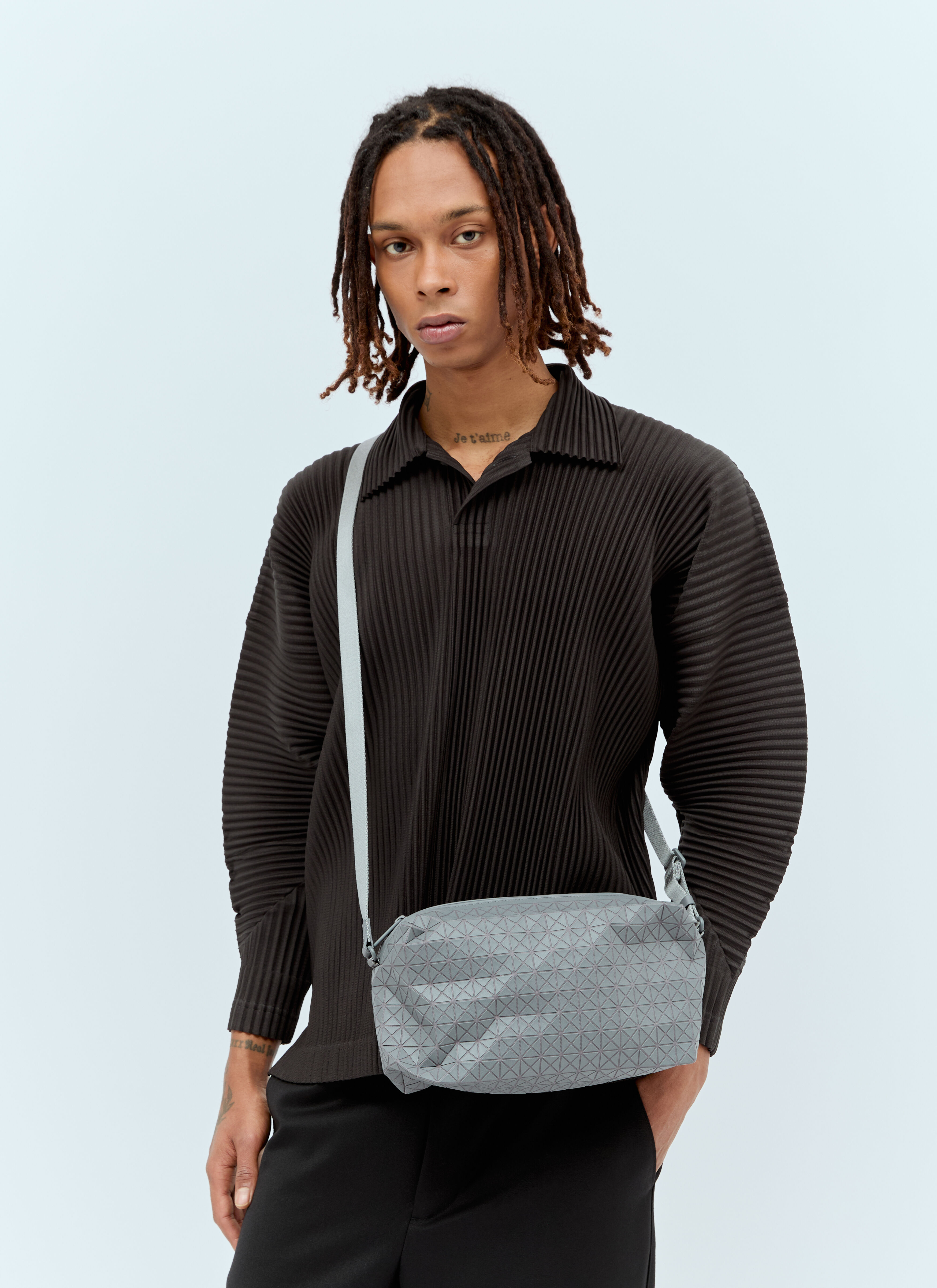 Bao Bao Issey Miyake Saddle Crossbody Bag en Grey pour homme LN CC