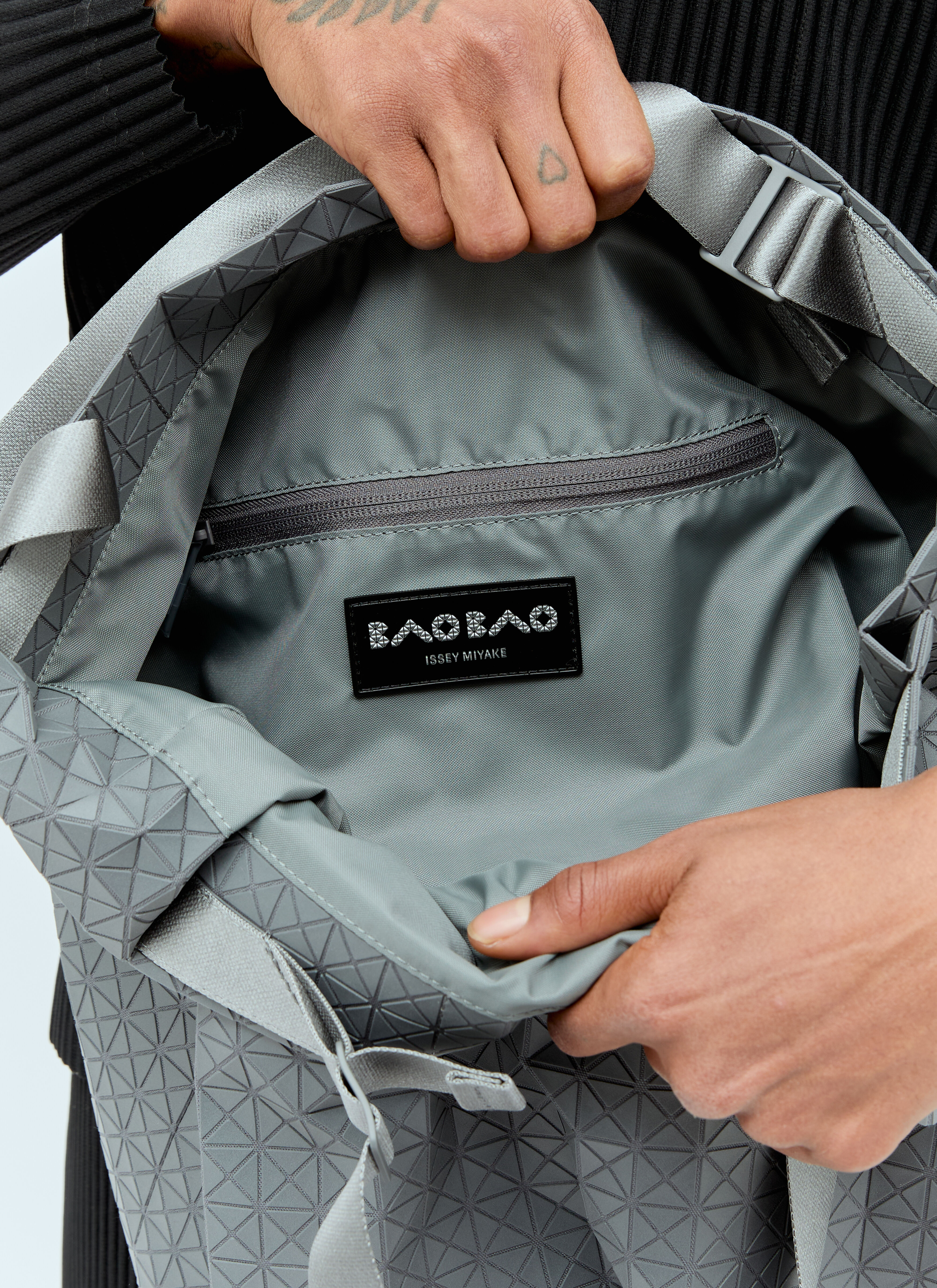 BAO BAO ISSEY MIYAKE 機能的な「TRACK」シリーズ 新色が10月に