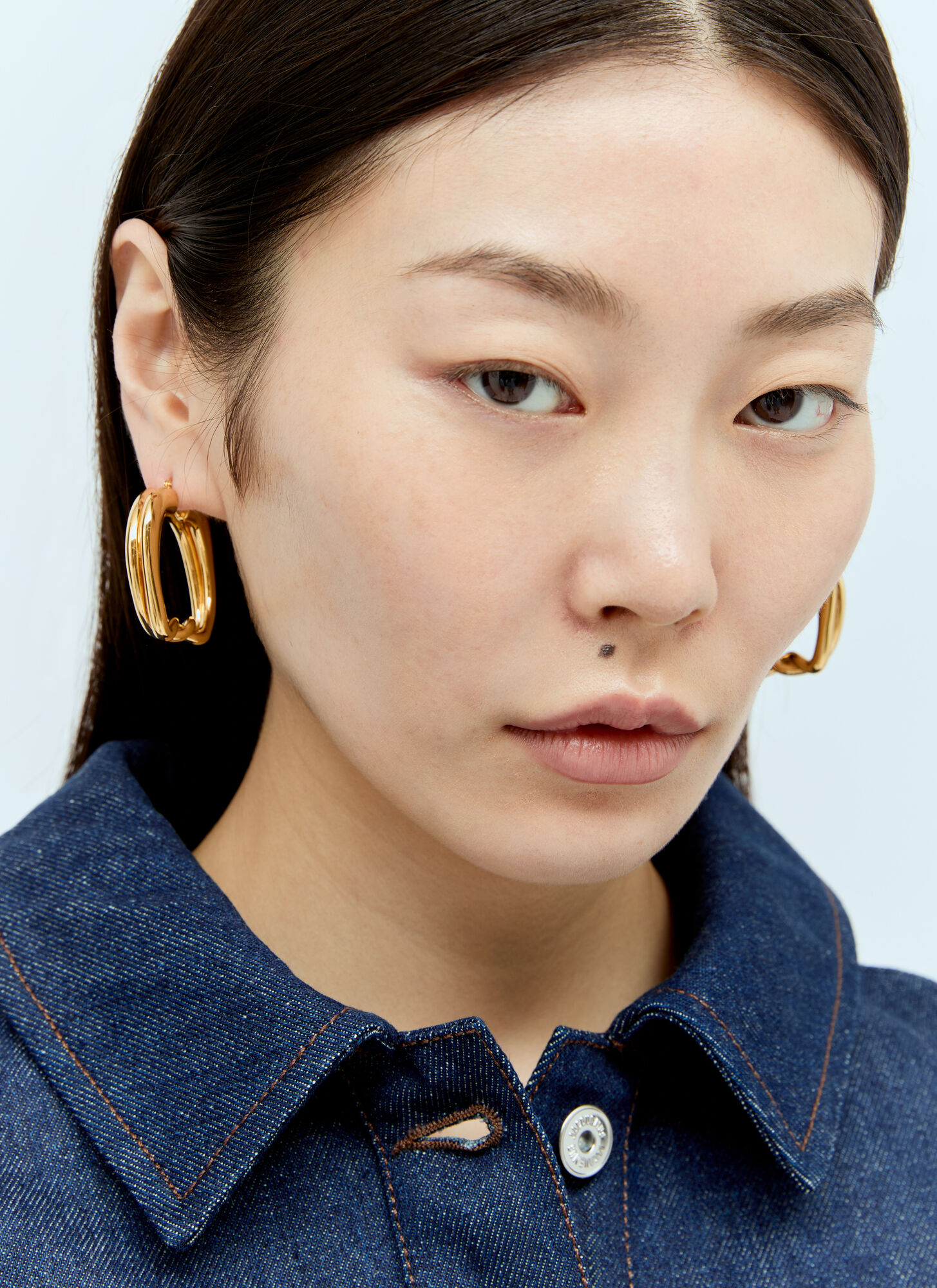 Shop Jacquemus Les Petites Crèoles Knot Earrings In Gold