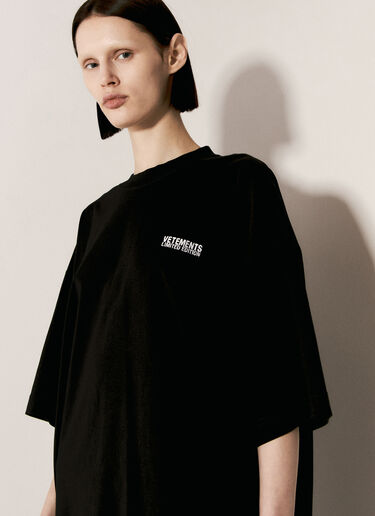 Embroidered Logo T-Shirt VETEMENTS Embroidered Logo T-Shirt Black vet0255017
