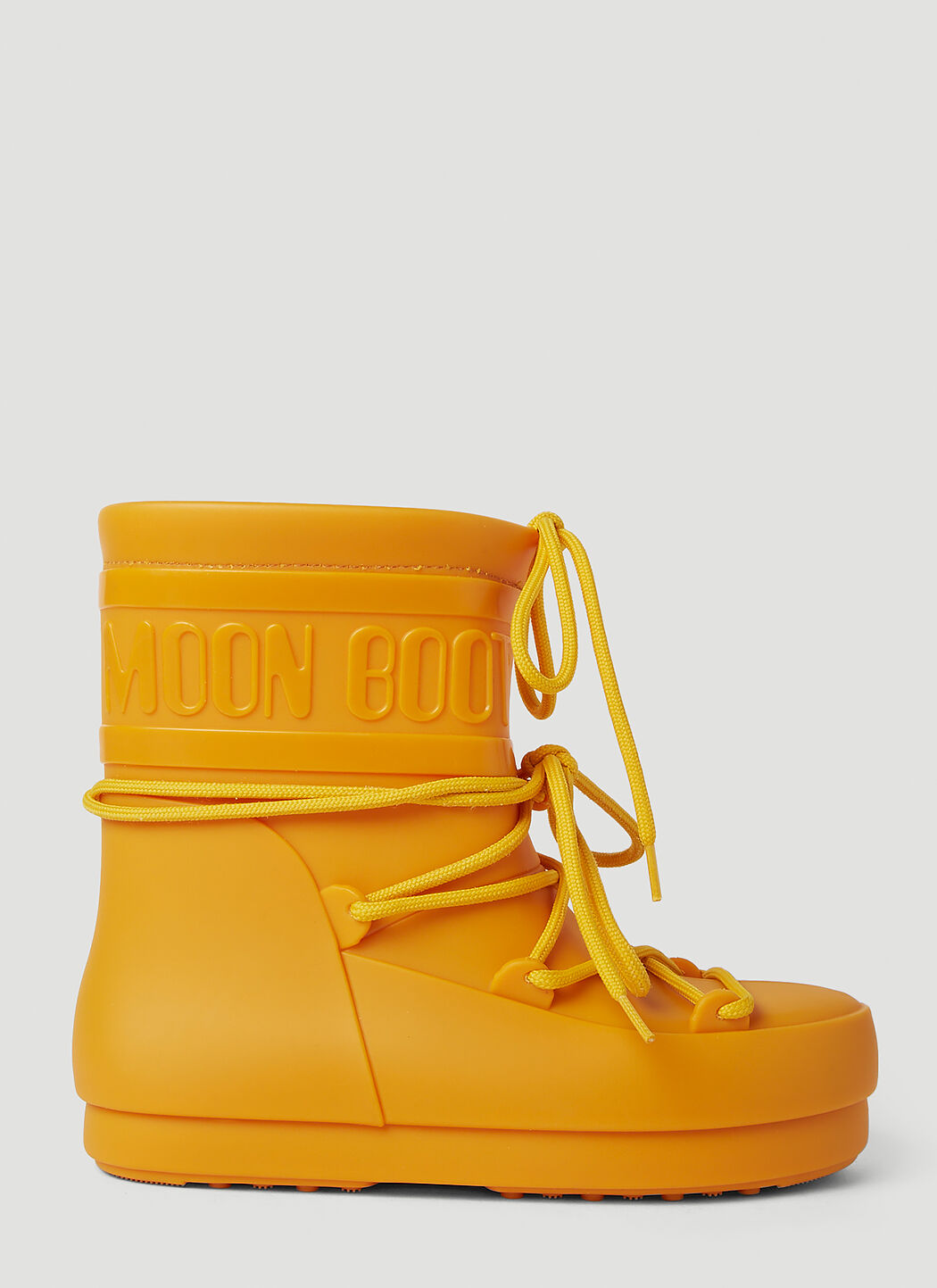 Boots with yellow logo on sole hotsell
