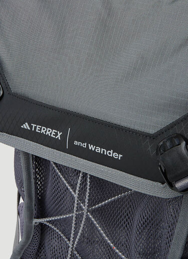 adidas Terrex x And Wander 网眼徒步双肩包 灰色 ata0352006