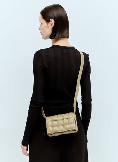 Bottega Veneta 패디드 카세트 스몰 숄더백 베이지 bov0251021